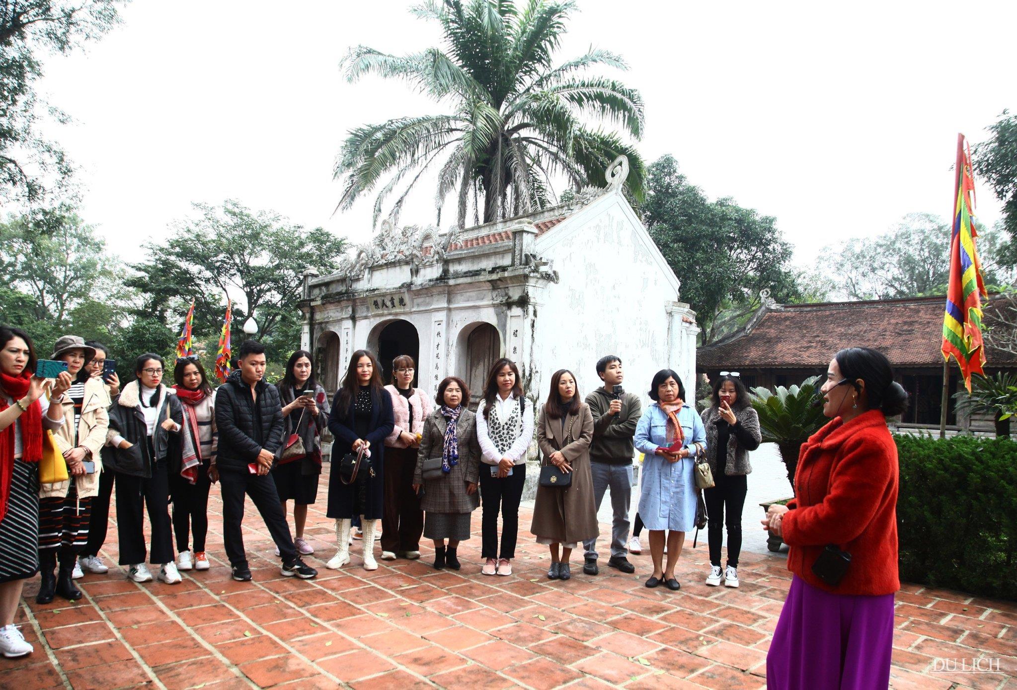 Du khách tham quan khu lưu niệm Đại thi hào Nguyễn Du